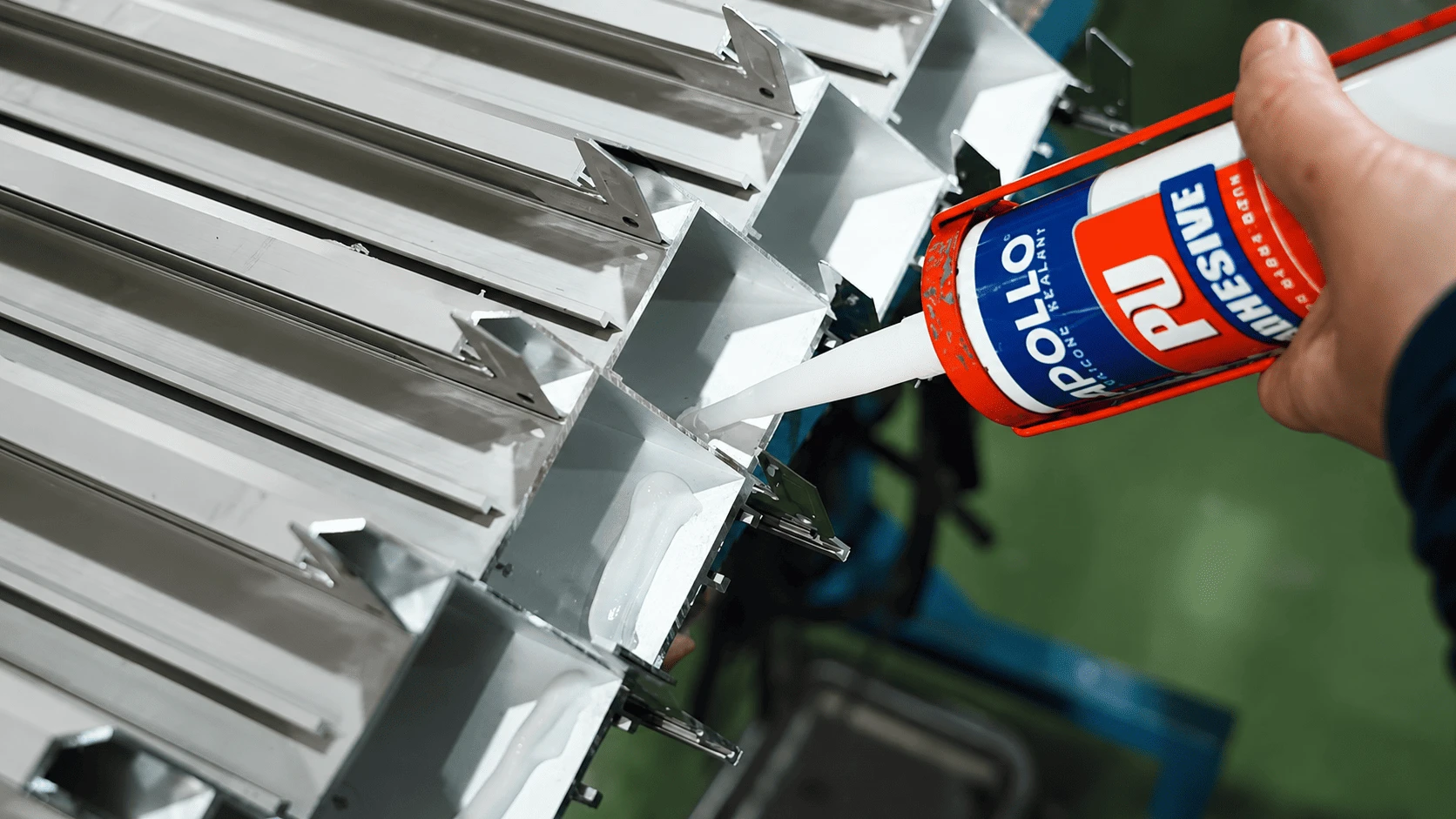 Keo ép góc Apollo PU Adhesive thường được ứng dụng trong các ứng dụng kết dính và định hình thi công khung kính và cửa